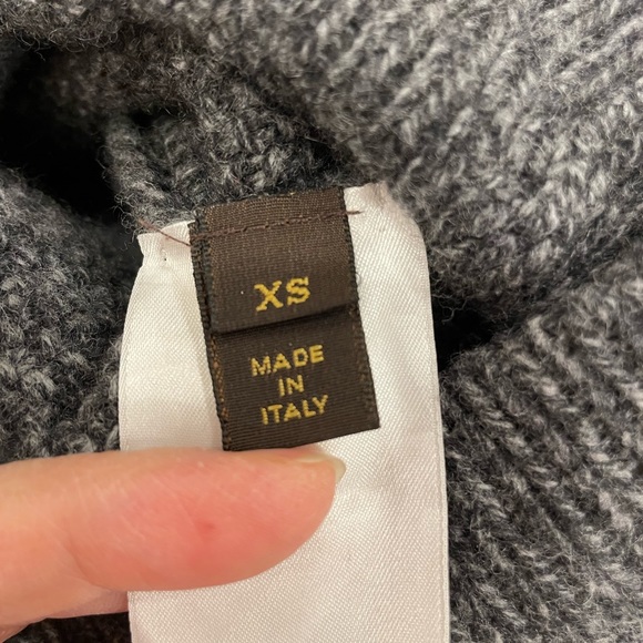 Louis Vuitton
Wool & Cashmere Turtleneck - Picture 7 of 9